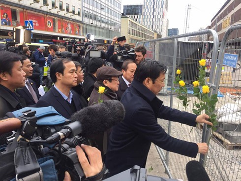 Đoàn đại biểu Quốc hội Việt Nam đặt hoa tưởng niệm các nạn nhân trong vụ khủng bố ở Thụy Điển - ảnh 1